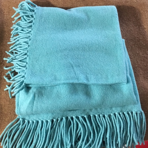 Cape aqua in color - Picture 1 of 1